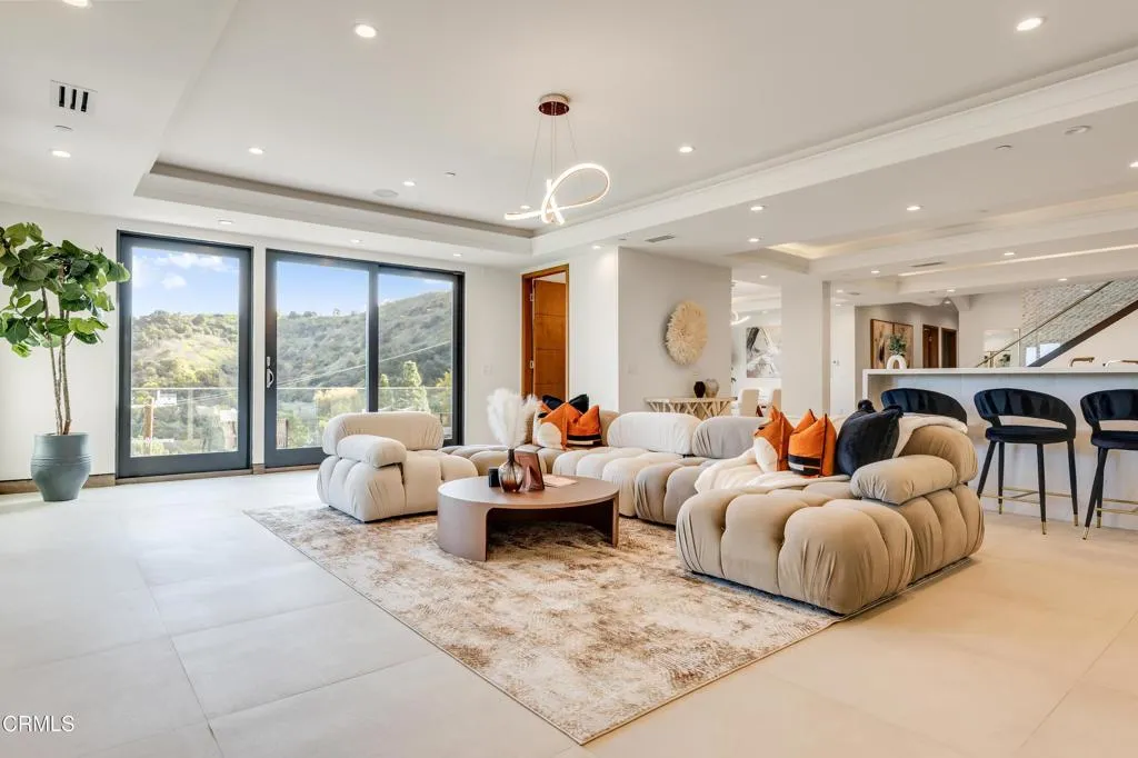 12480 Viewcrest Road, Los Angeles, CA 91604 - Main photo, Los Angeles, CA